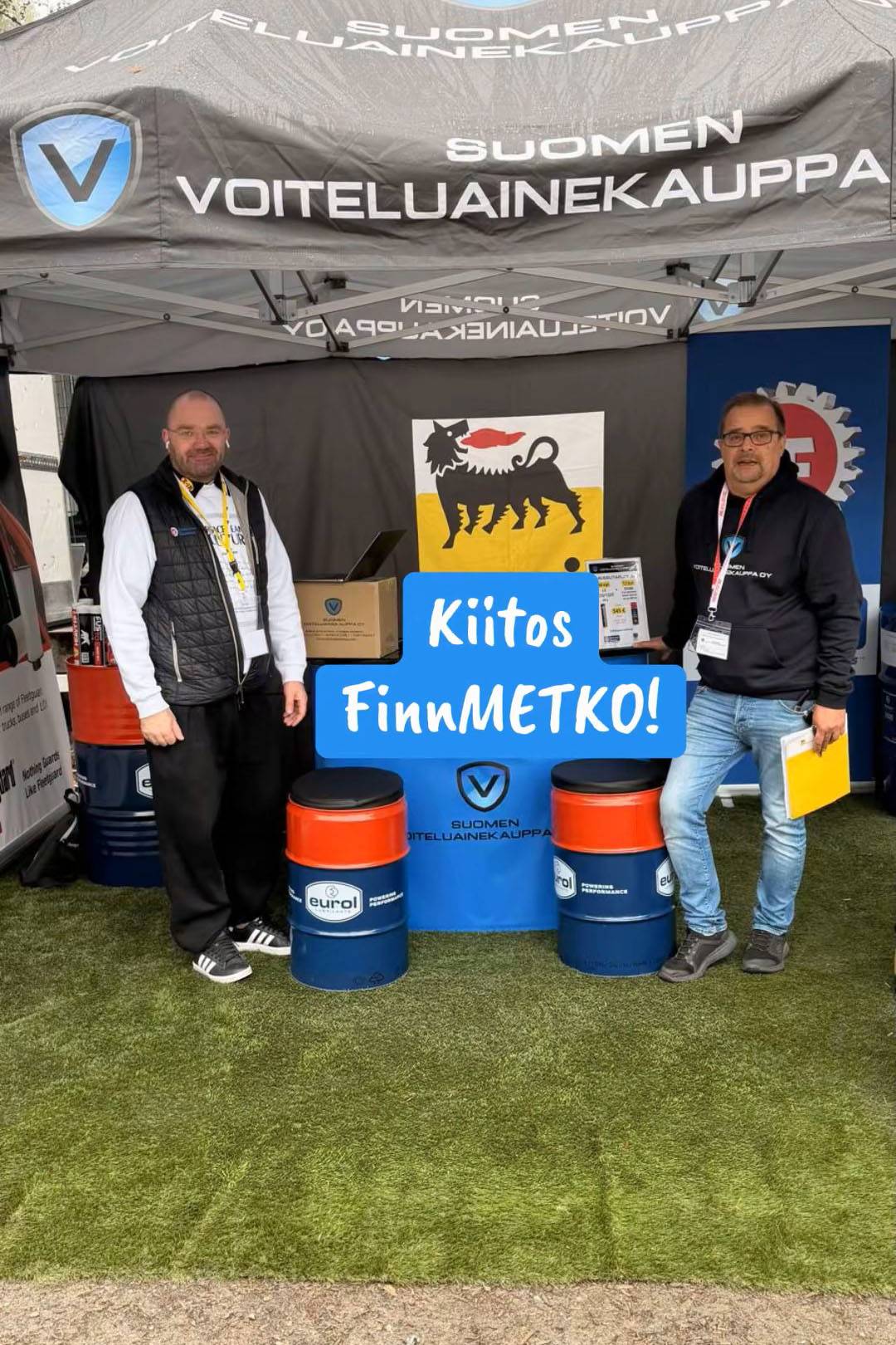 Suomen Voiteluainekaupan myyjät osastollaan FinnMETKO-messuilla.