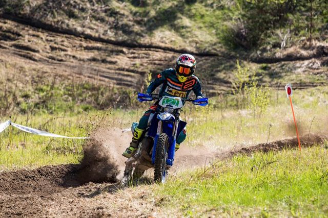 Niklas Laankoski ajamassa enduroa.