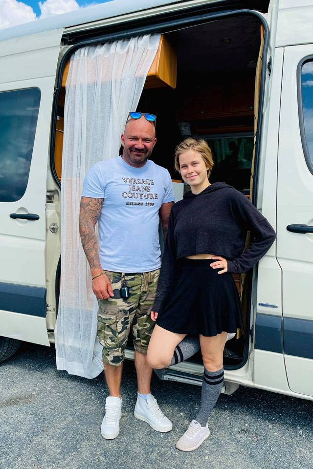 Nina Laitiala ja Tony Hakovirta poseeraavat matkailuauton sivuovella.