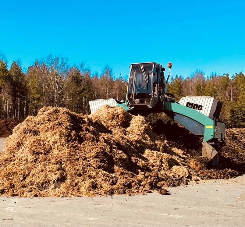 Aumankääntäjä kompostiaumaa työstämässä.