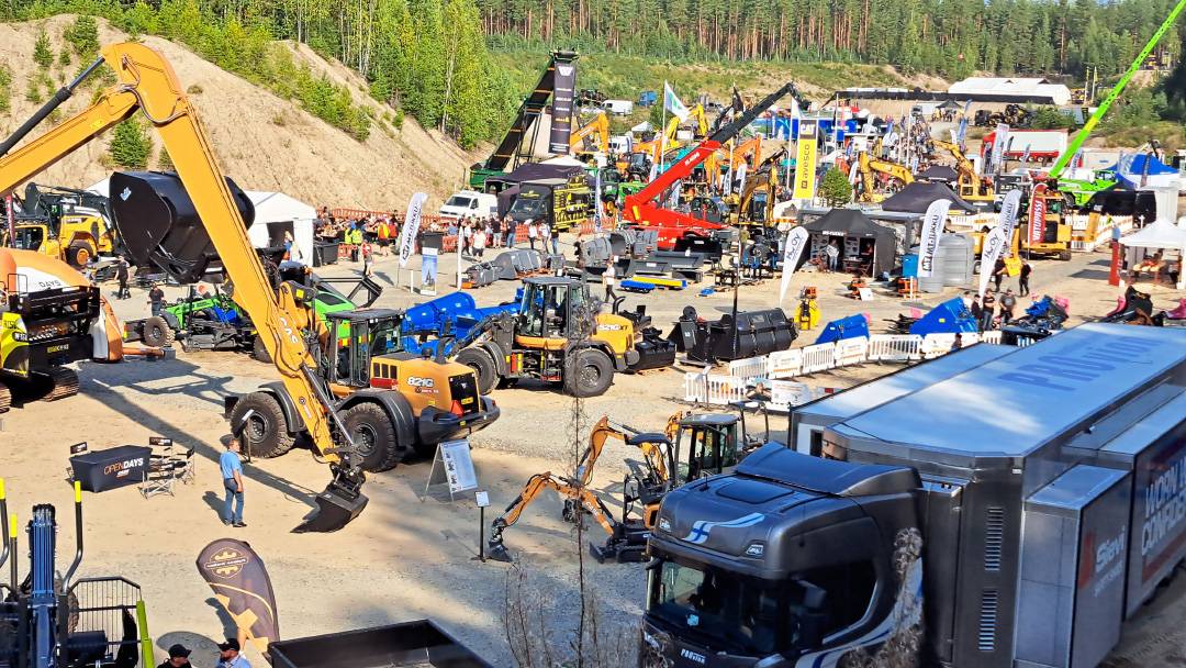 FinnMETKO-messut, erilaisia työkoneita.